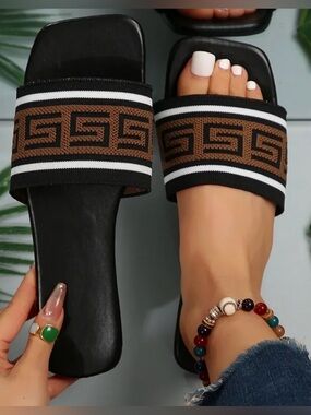 Source Unknown Black and Brown Patterned Slide Sandals